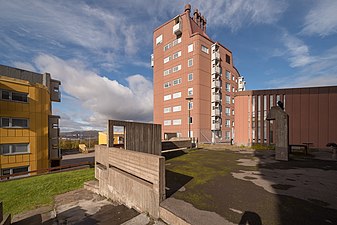 Gården med kyrkan till höger.