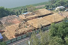 Pandal temporanei coperti di paglia a Calcutta