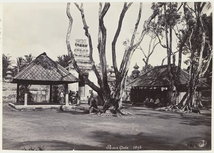 Halaman di Pasarean Mataram kompleks pemakaman raja-raja Mataram.