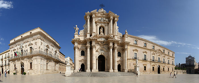 A arquitectura barroca da praza do Duomo na parte máis alta de Ortigia