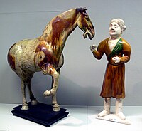 Figura de caballu y mozu de cuadra en cerámica con decoración sancai. Dinastía Tang (618-907).