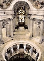 Makam Napoleon di tengah-tengah Dôme des Invalides