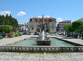 The public water fountain in the Praça do Município across from the Câmara Municipal de Nelas