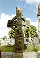 Cruz de Muiredach, del sieglu IX-X, considerada la más guapa de les cruces de piedra céltiques que se conserven anguaño.