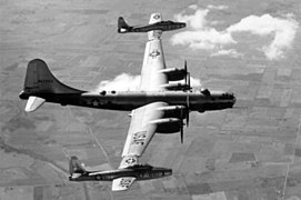 Tom Tom parasite project with 2 F-84s attached by the wingwips to a B-29s (US)