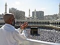 Peregrino rezando na mesquita Masjid al-Haram da Meca.