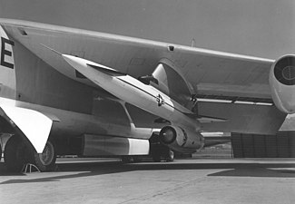 En AGM-28 Hound Dog monterad under vingen av en B-52.