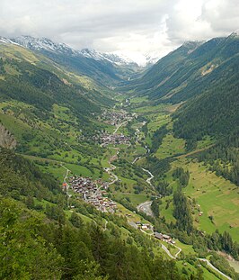 Het hoger gelegen deel van het Lötschental, vanaf het westen. De helling links, naar het noorden is minder steil dan de helling naar het zuiden.