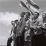 Judeus sobreviventes do campo de concentração de Buchenwald na cidade israelense de Haifa, julho de 1945