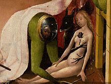 Une femme assise peut apercevoir son visage dans un miroir accroché aux fesses d'un autre personnage.