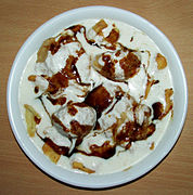 Bhalla Papri chaat dalam dahi (yogurt) dengan chutney