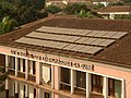 Panel surya di atap bangunan