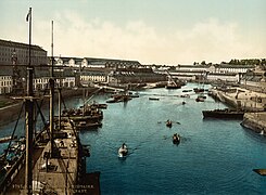 Le port et l'arsenal en Penfeld vus depuis le Grand Pont : de gauche à droite, côté Recouvrance, la caserne du 2e dépôt des équipages de la flotte (dit la Cayenne), les ateliers du plateau des Capucins ; côté Brest même, en arrière-plan la corderie et le bagne la surplombant, et à droite, la majorité générale.