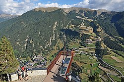 Vyhlídka Mirador Roc del Quer shlížející na Canillo