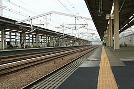 Voies et quais Shinkansen.