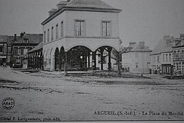 La place du marché et la halle.