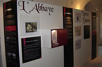 Vue de l'exposition dans le bâtiment conventuel.