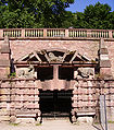 Rustizierte Fassade und Obelisken. Große Grotte im Hortus Palatinus des Heidelberger Schlosses