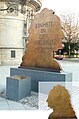 Leibniz-Denkmal in Hannover, unten rechts die Rückseite mit Darstellung des Binärsystems