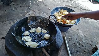 Des puri en train de frire.