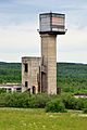 Betonförderturm (errichtet vor 1968, geschlossen 1996) der Grube Garmica in Měděnec (Kupferberg), Tschechien