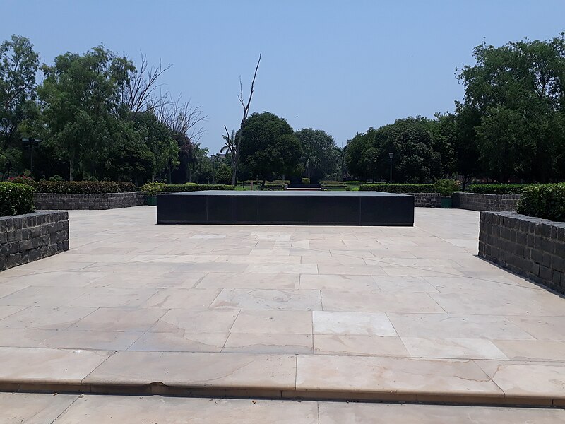 File:Rajghat, the garden and memorials in Delhi 05.jpg