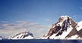 L'île Booth à gauche et le mont Scott à droite, situé sur la terre de Graham.