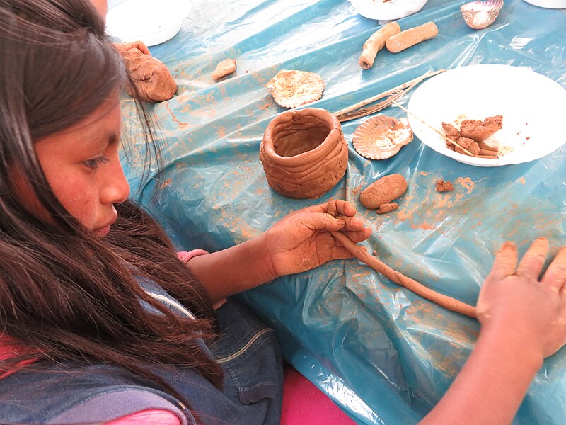 File:Nivín. Moldeando con arcilla en la escuela.jpg