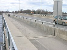 Un pont autoroutier.