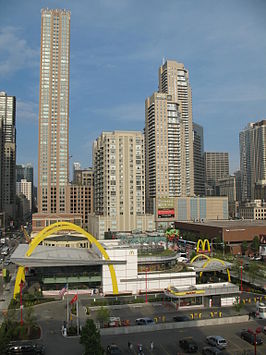 Links het Millennium Centre met rechts Grand Plaza I