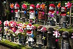 Små statyer av Ksitigarbha vid Zōjō-ji templet i Tokyo, Japan.