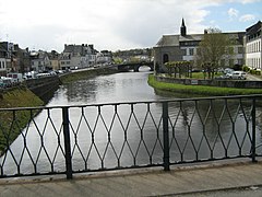 L'ancien hôpital sur les bords du Blavet.