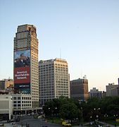 La torre y los edificios David Whitney y United Artists Theatre