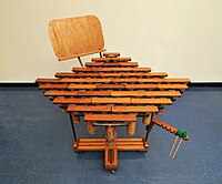 Diamond Marimba di Harry Partch, una marimba sintonizzata sul suo particolare sistema di intonazione naturale.