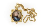 Boett av guld med miniatyrporträtt föreställande Karl XIV Johan av Johan W C Way. Porträttet skänktes som gåva till greve Magnus Brahe av Oscar I efter faderns död 1844, Skoklosters slott.