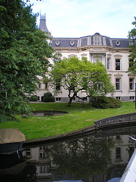 Huis Oorsprong in het Oorsprongpark aan de Biltstraat met ervoor de Biltsche Grift te Utrecht