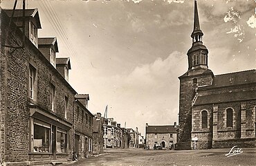 L'église vers 1950, avec son ancien clocher.