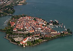 Ön Lindau med stadskärnan.