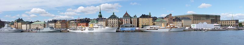 Skeppsbroraden med fartyg från svenska marinen längst till vänster samt norska kungaskeppen Norge (till vänster) och danska Dannebrog (till höger), i samband med kronprinsessbröllopet 2010.