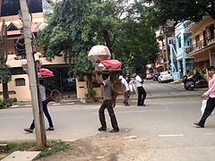 Vendeur de pani puri déplaçant leur stand.