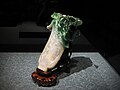 «Jadekålen» i Det nasjonale palassmuseum i Taipei. Den er et stykke jade skåret til som et hvitkålshode og med to insekter på det. Utnyttelsen av de naturlige fargevariasjoner i jaden er med på å gjøre dette til et mesterverk.