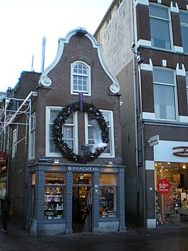 Het pand aan de Oudegracht 133 met rechts ervan de ingang van de Hamsteeg.