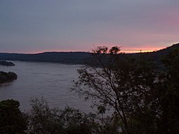 Solnedgång i Uruguayfloden, från Misiones, Argentina.