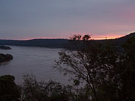 Zonsondergang bij de rivier de Uruguay