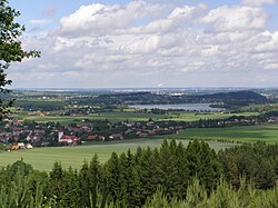 Palkovice a vodní nádrž Olešná, v pozadí Ostravská pánev