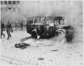 El cadáver ardiendo de un muchacho muestra el daño producido por un misil V2 en una intersección de importancia en Amberes, sobre una línea principal de suministros hacia los Países Bajos, 1944.