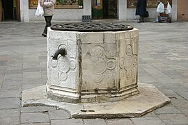 Ancient well in Campo delle Becarie