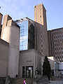 Universitetsbiblioteket i bakgrunnen. I forgrunnen «The Mackintosh House» som er designa og innreidd etter arkitekten Charles Rennie Mackintosh.