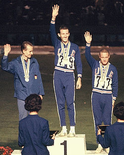 Robert Schul (kesk.) Tokion olympialaisissa 1964.