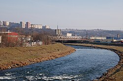 Řeka Hornád mezi Hlinkovou ulicí a železničním mostem v Košicích-Džungľi